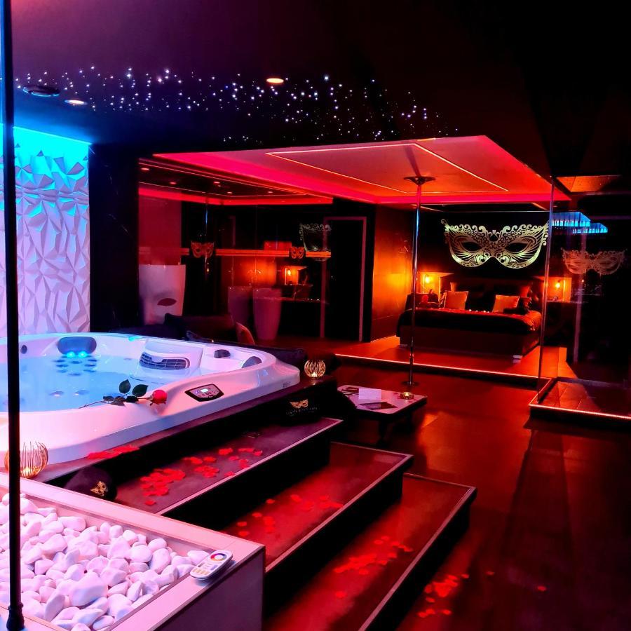 Les Secrets Rooms, Love Room De Luxe Avec Jacuzzi Rivesaltes Esterno foto